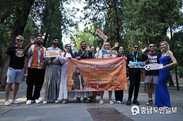 Participants from the media tour pose for a photo at the Temple of Confucius on Sept 28. [Photo/chinadaily.com.cn]