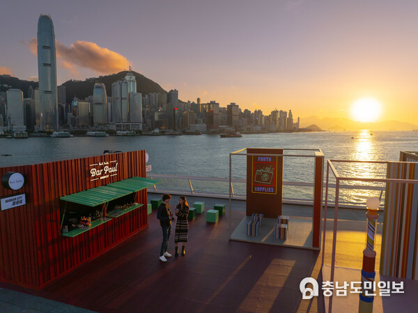 Stripe Illuminated installation themed with Paul Smith Signature Stripe and the first Bar Paul in Asia offer a classy tipsy experience at Ocean Terminal Deck of Harbour City in Hong Kong.
