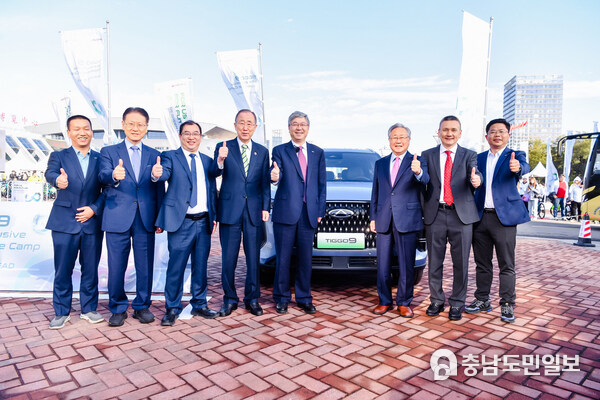 Mr. Ban Ki-moon takes a group photo with Chery senior executives.