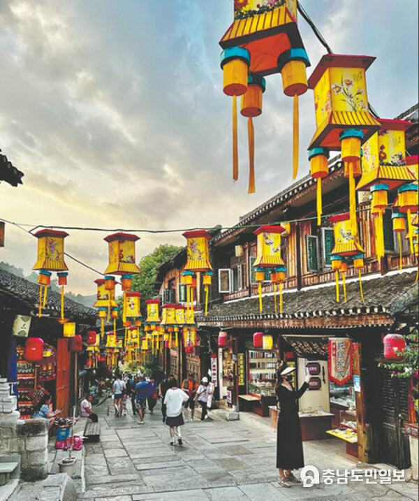 The six-century-old town of Qingyan on the outskirts of Guiyang, Guizhou province, is a small military outpost that today serves as a major tourism destination which welcomes mass incursions by visitors from far beyond its borders.  ERIK NILSSON/CHINA DAILY