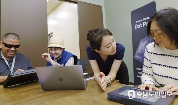 캘리포니아에 위치한 LA Braille Institute (점자 연구소)의 참가자들이 닷패드를 통해 웹툰 엔터테인먼트의 세계 최초 촉각 웹툰을 체험하고 있는 모습.