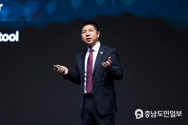Leon Wang, President of Huawei's Data Communication Product Line, delivering a speech at UBBF 2024