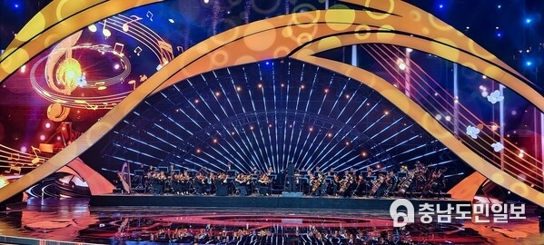 Photo shows a grand show staged after the closing ceremony of the Yangtze River Cultural and Artistic Season on Nov. 4, 2024 in Yichang City, central China's Hubei Province.
