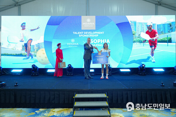 Mr. Steve Wolstenholme gives Talent Development Sponsorship to Sophia Phuong Anh