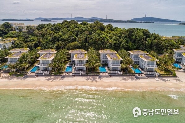 Beachfront villa offers easy access to the ocean