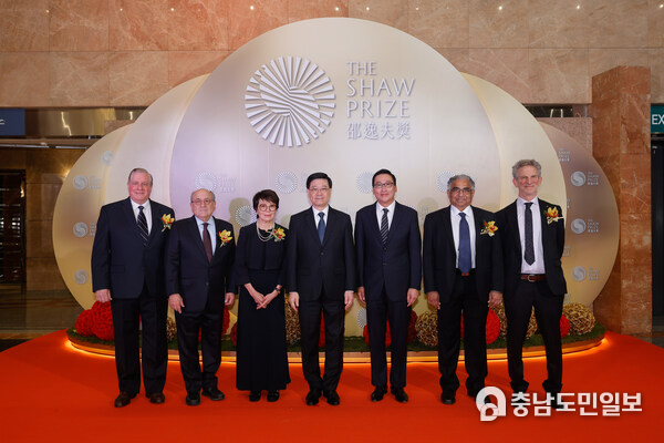(From left to right) Professor Scott D Emr, Professor Stuart Orkin, Dr Swee Lay Thein, the Hon John KC Lee (Chief Executive of the HKSAR), Dr Raymond Chan (Chair of The Shaw Prize Foundation), Professor Shrinivas R Kulkarni and Professor Peter Sarnak, at the 2024 Shaw Prize Award Presentation Ceremony.