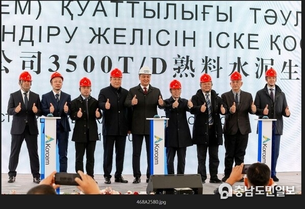 Key attendees at the Korcem plant opening ceremony, alongside other dignitaries. From left to right: Mr. Zhang Zengtao, CEO of ICG (third); Mr. Nurzhan Shakirov, Kazakhstan Partner of ICG (fourth); Mr. Yerbol Karashukeyev, Governor of Jambyl Region (center); and Mr. Chng Beng Hua, Executive Director of ICG (second from right).