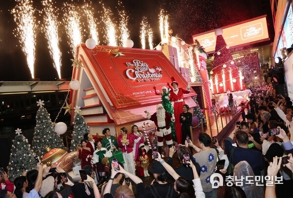 Lighting Ceremony of "The Big Little Christmas", attracting hundreds of guests gathered to celebrate the holiday spirit