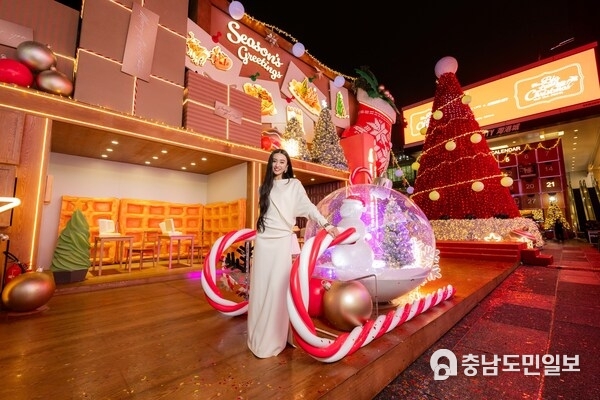 Japanese star Kōki attended "The Big Little Christmas" lighting ceremony, marking the grand opening of the event!