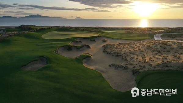 Hoiana Shores Golf Club, recognized as Vietnam's Leading Golf Course 2024, ranked 18th in Asia and among the Top 100 worldwide Golf Courses