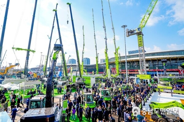 Zoomlion’s exhibition area at bauma CHINA 2024