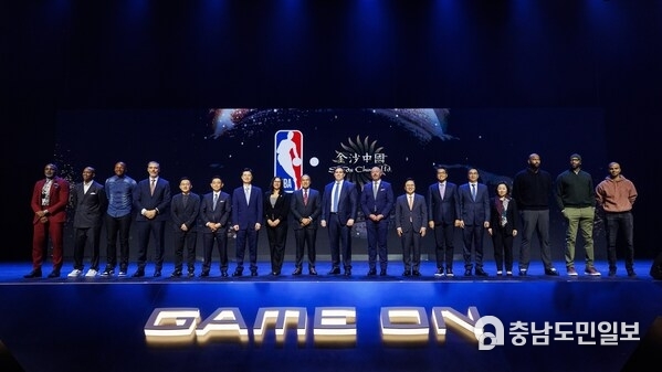 Photo: Brooklyn Sports & Entertainment (BSE) Global Executive Vice President of Global Partnerships Catherine Carlson, Sands China Ltd. (SCL) President and Chief Executive Officer Grant Chum, Phoenix Suns Executive Vice President & Chief Revenue Officer Dan Costello, Las Vegas Sands (LVS) President and Chief Operating Officer and Dallas Mavericks governor Patrick Dumont, NBA Deputy Commissioner and Chief Operating Officer Mark Tatum, NBA Legends Ray Allen, DeMarcus Cousins, Stephon Marbury, Tracy McGrady, Cuttino Mobley and Tony Parker, and executives from the NBA, Sands and 88VIP.