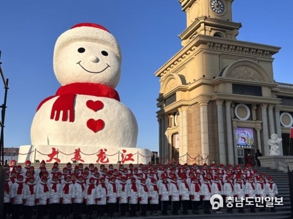 Photo shows the giant snowman in Harbin, northeast China's Heilongjiang Province. (Xinhua/Dai Jinrong)