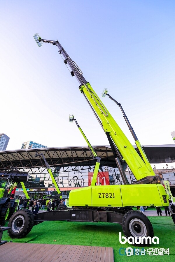 The ZT82J, world’s tallest straight boom aerial work platform by Zoomlion