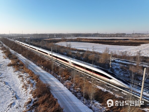Unveiling the Future of High-Speed Rail: CR450 EMU Prototype Debuts at 400 km/h