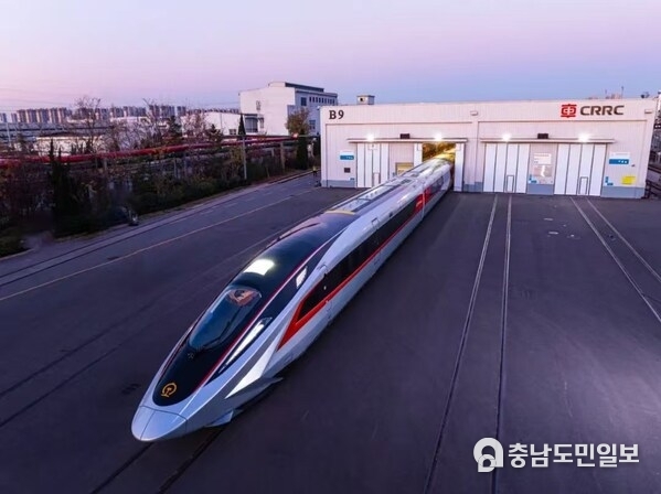 Unveiling the Future of High-Speed Rail: CR450 EMU Prototype Debuts at 400 km/h