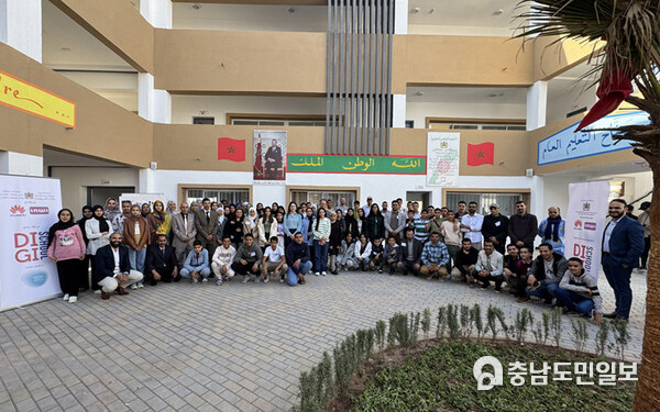 DigiSchool students and teachers