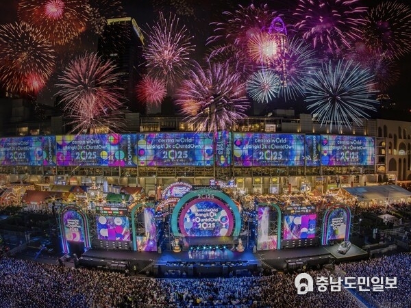 태국, 센트럴월드에서 화려한 불꽃놀이로 2025년 새해맞이