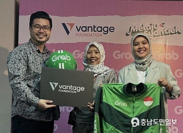 Steven Xie, Executive Director of Vantage Foundation, pictured with Rivana Mezaya, Director of Digital and Sustainability, Grab Indonesia, and a beneficiary of the Wiramudi Grab program during the Melaju Syantiek campaign event.