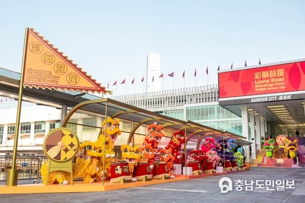 “Vibrant Lion Corridor” in Harbour City showcases 18 vibrantly colored lions and 13 traditional Chinese drums, symbolizing “a lifetime of prosperity”. While the “Steps of Joyful Fortune” feature two towering lions in yellow and green to fill the mall with an energetic atmosphere.
