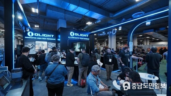 A lot of exhibitors gathered at the Olight booth at SHOT Show