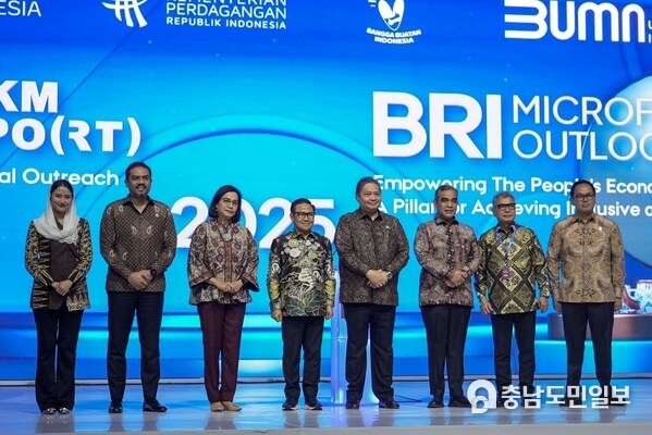 Prominent government officials, including Finance Minister Sri Mulyani Indrawati and Coordinating Minister for Economic Affairs Airlangga Hartarto, join other esteemed leaders at the official launch of BRI UMKM EXPO(RT) 2025 and Microfinance Outlook
