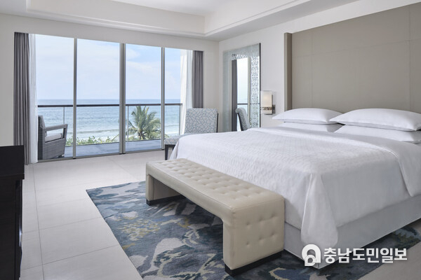 Larger Suite Oceanfront at Sheraton Bali Kuta Resort. Wake up to breathtaking ocean views in the Larger Suite Oceanfront, a spacious retreat designed for ultimate relaxation. Featuring a private balcony, a separate living area, and a luxurious bathroom with a soaking tub, this suite offers an elevated stay experience. Perfect for couples or families, the suite blends modern comfort with Balinese charm, just steps away from Kuta Beach and vibrant shopping & dining at Beachwalk Mall.