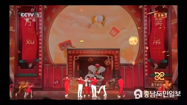 In Ascending Heights, Unilumin used AI to bring the traditional lion dance to life.