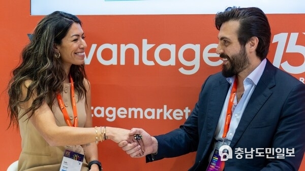 Influencer Safa Al Juboori visited the Vantage booth to interact with the team