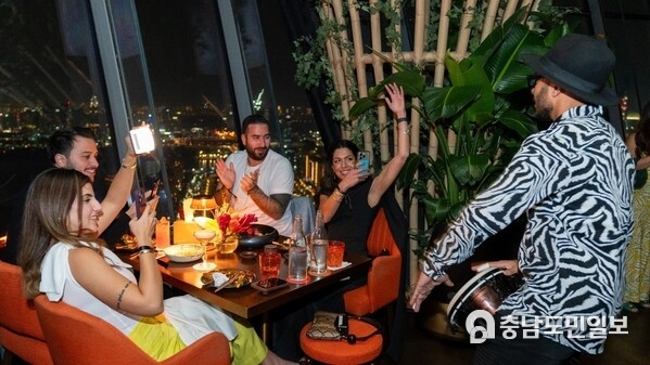 The evening featured Vantage-branded welcome drinks, a luxurious four-course dinner, and vibrant entertainment, including samba dancers, Capoeira performers, a saxophonist, a percussionist, and a lively DJ.