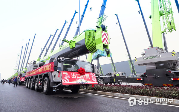 Over 850 Zoomlion cranes depart from Zoomlion's Smart Industrial City in Changsha, China, for global destinations on February 7