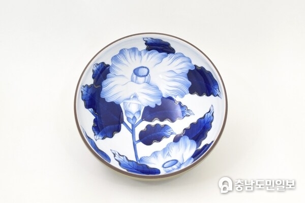 Large bowl, camellia design in ancient celadon glaze, 880,000 yen (diameter 28cm)