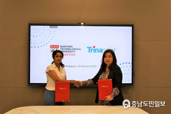 (L-R) Executive Director of ERI@N Professor Madhavi Srinivasan and Executive President of Trinasolar, Helena Li signed a technology research collaboration agreement at Trinasolar’s Regional Headquarters in Singapore.