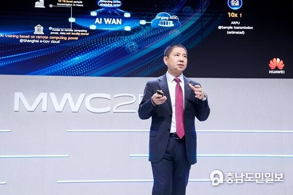 Leon Wang, President of Huawei's Data Communication Product Line, unveiling the AI WAN Solution