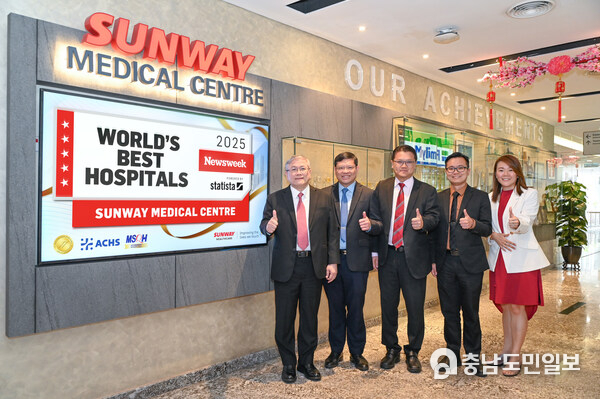 (from left) Dato Lau Beng Long, President, Sunway Healthcare Group (SHG); Dr Khoo Chow Huat, Managing Director, Hospital & Healthcare Operations, SHG; Dr Seow Vei Ken, Chief Executive Officer, Sunway Medical Centre, Sunway City (SMC); Dr Low Kwai Siong, Medical Director, SMC; and Tan Mei Shin, Senior Director, Business Development and Corporate Communications, SMC