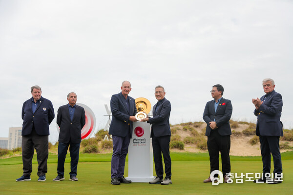 Niall Farquharson, Chairman of The R&A, presents a souvenir gift to Alan Teo, CEO of Hoiana Shores Resort & Golf.  From left to right: 1. Philip Hassall – Vice Chairman & Treasurer, Asia-Pacific Golf Confederation; 2. Taimur Hassan Amin – Chairman, Asia-Pacific Golf Confederation; 3. Niall Farquharson – Chairman, The R&A; 4. Alan Teo – CEO, Hoiana Shores Resort & Golf; 5. Vu Nguyen – Vice Chairman & General Secretary, Vietnam Golf Association; 6. Ian Pattinson – Captain, The Royal & Ancient Golf Club of St Andrews