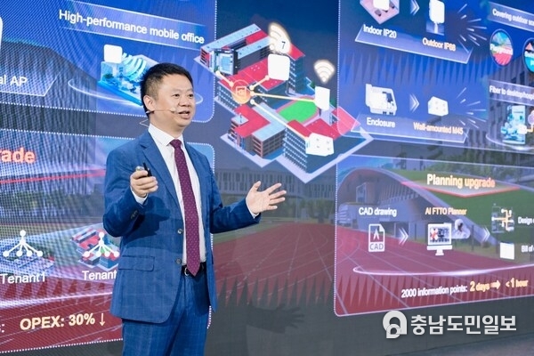 Perry Yang, President of Huawei Enterprise Optical Domain, launched the upgraded FTTO 2.0 solution