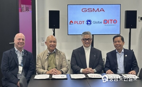 Ernest Cu, Globe President and CEO, signs an MoU with other Philippine telco operators on CAMARA APIs under GSMA’s Open Gateway initiative.