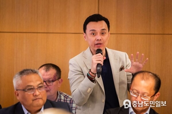 Anton Bonifacio, Globe’s Chief Information Security Officer and Chief AI Officer, speaks at a roundtable discussion on Globe’s efforts against fraud at MWC Barcelona 2025.