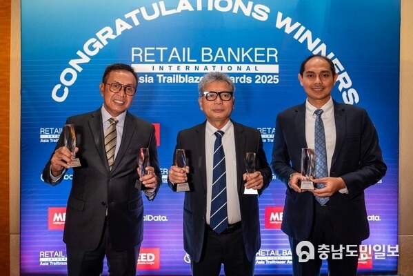 BRI’s President Director Sunarso, Director of Commercial, Small, and Medium Business Amam Sukriyanto, and Corporate Secretary Agustya Hendy Bernadi proudly receive five prestigious awards at the Retail Banker International (RBI) Asia Trailblazer Awards 2025