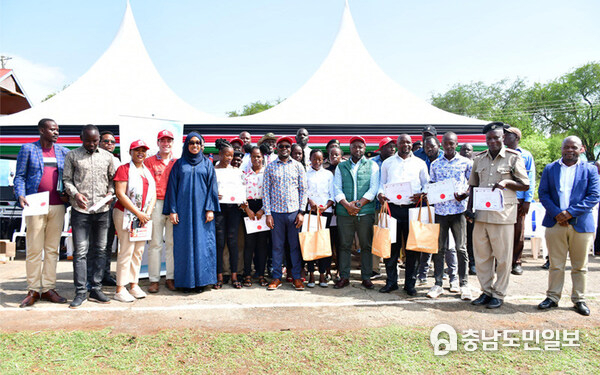 DigiTruck partners and Homa Bay graduates with their certificates