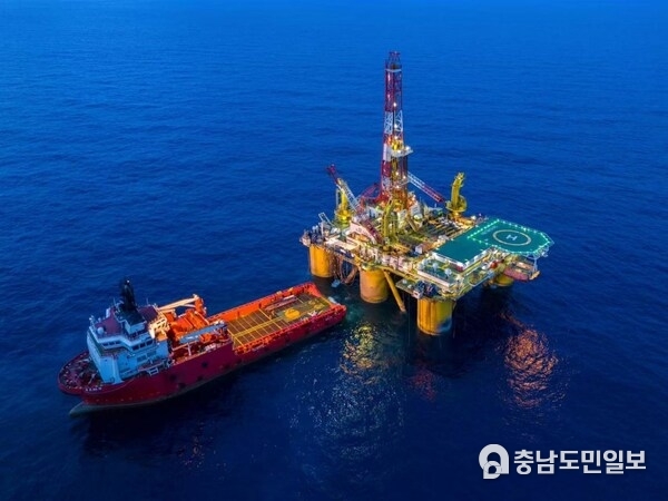 Sinopec's strategic development of the Hai 301 well in the Haizhong Sag of the Beibu Gulf Basin has led to significant oil and gas production, with the well producing 1,108 cubic meters and 167 cubic meters of oil equivalent per day from two separate formations.