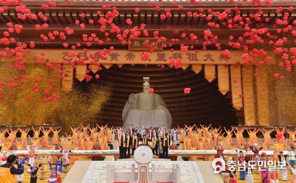 Scene of the Ancestor Worship Ceremony (Photo by He Ning)