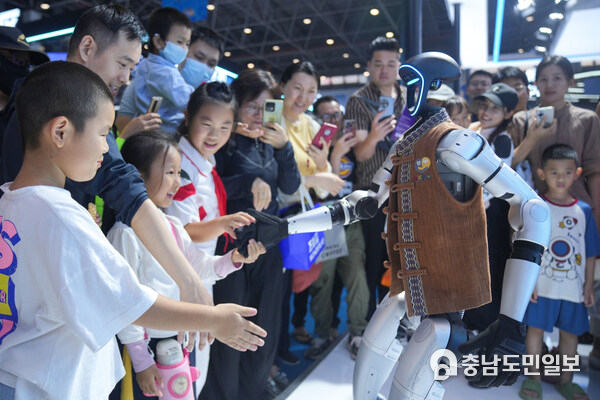 On Apr. 17, Hangzhou’s Unitree Robotics G1 Robot extended an ‘AI hand’ to the audience in the AI exhibition area in Hall 1 of the Expo.