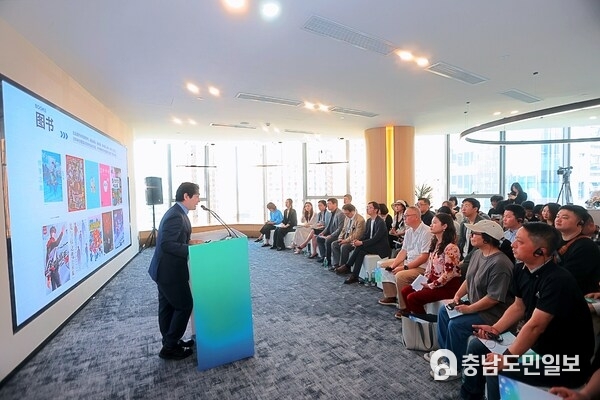 Representative from KADOKAWA Corporation makes a speech about its business and sharing thoughts about Sino-Japanese cooperation of the industries.