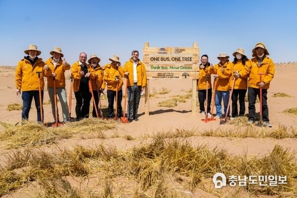 Yutong teams up with global customers, media representatives and volunteers to plant drought-resistant Haloxylon ammodendron trees in Minqin Desert, China