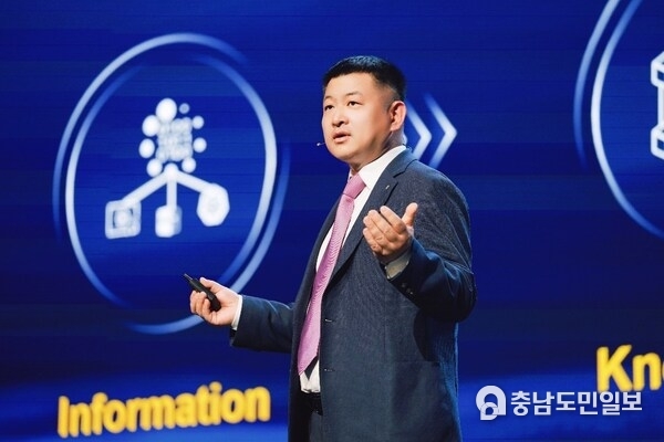 Peter Zhou, Vice President of Huawei and President of Huawei Data Storage Product Line, delivering his keynote speech