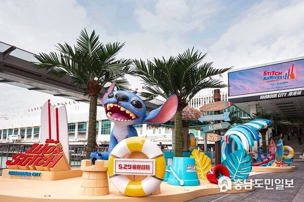 A gigantic 3-meter Stitch strikes his signature cheeky pose at “Stitch’s ALOHA Beach” in Harbour City’s Ocean Terminal Forecourt to welcome every visitor to Hong Kong’s largest Stitch-themed event.