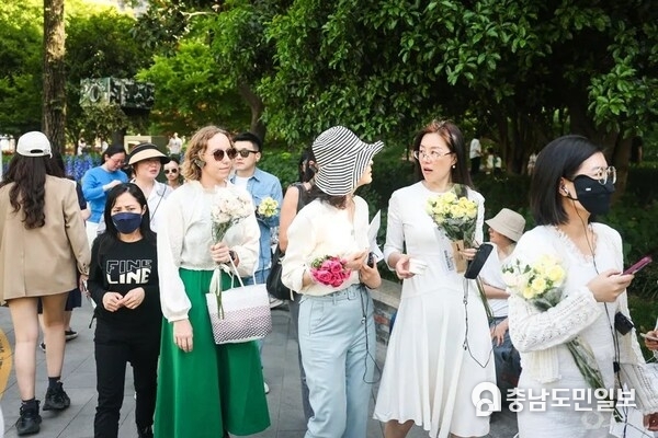 상하이 국제꽃박람회를 관람 중인 관광객들 [사진 출처: 상관뉴스(上觀新聞)]