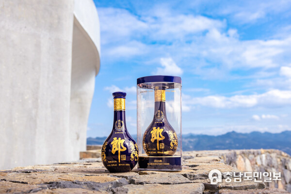 The photo shows Qinghualang, the flagship product of Langjiu.